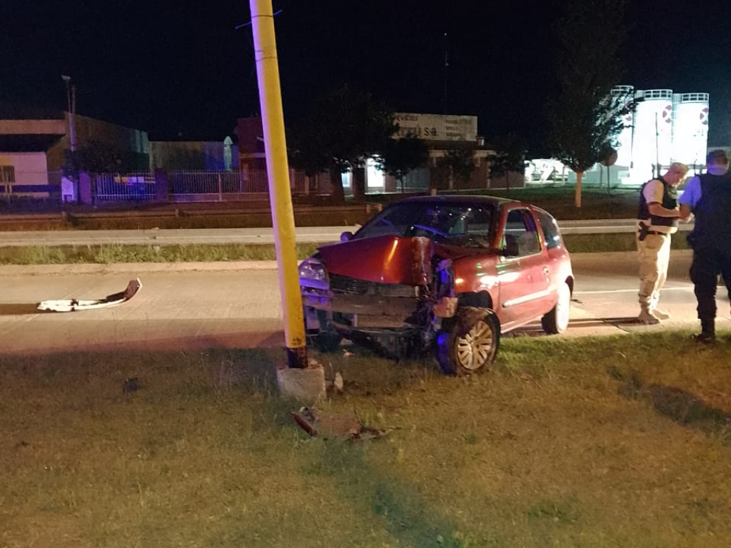 Conductora Con Lesiones Tras Chocar Contra Una Columna En Acceso A Pico