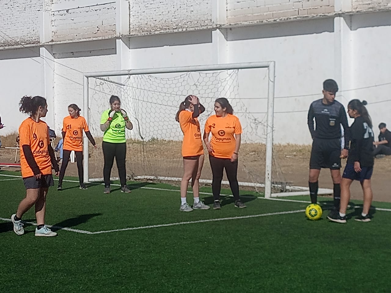 Exitoso primer encuentro recreativo de fútbol femenino con alumnas