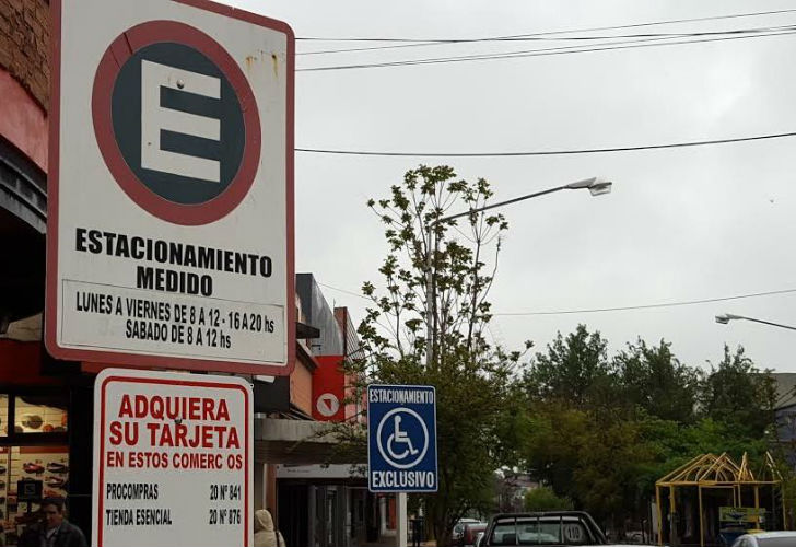 Los conductores que estacionen sus vehículos en los lugares de comercio con el objeto de cargar o descargar,
deberán hacerlo 