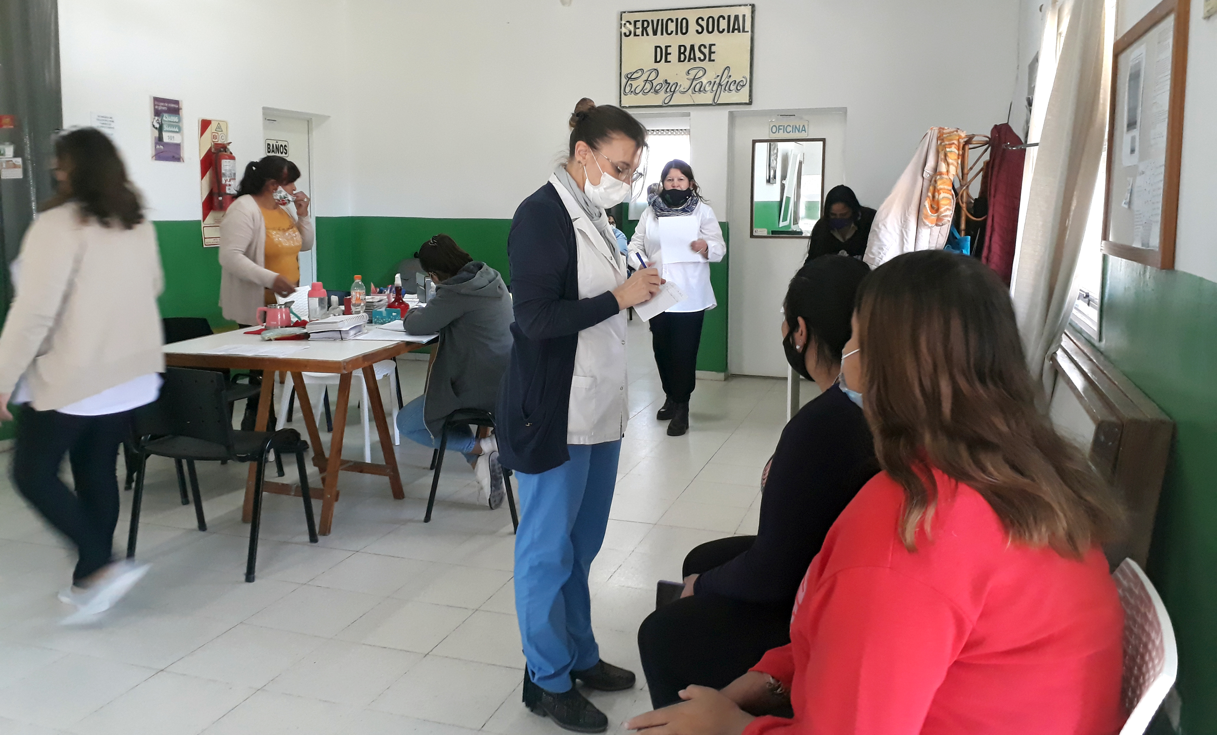 Una gran cantidad de vecinas y vecinos utilizaron el servicio de Posta Móvil que se ofrece una vez por mes en el Servicio Social del barrio Carlos Berg.