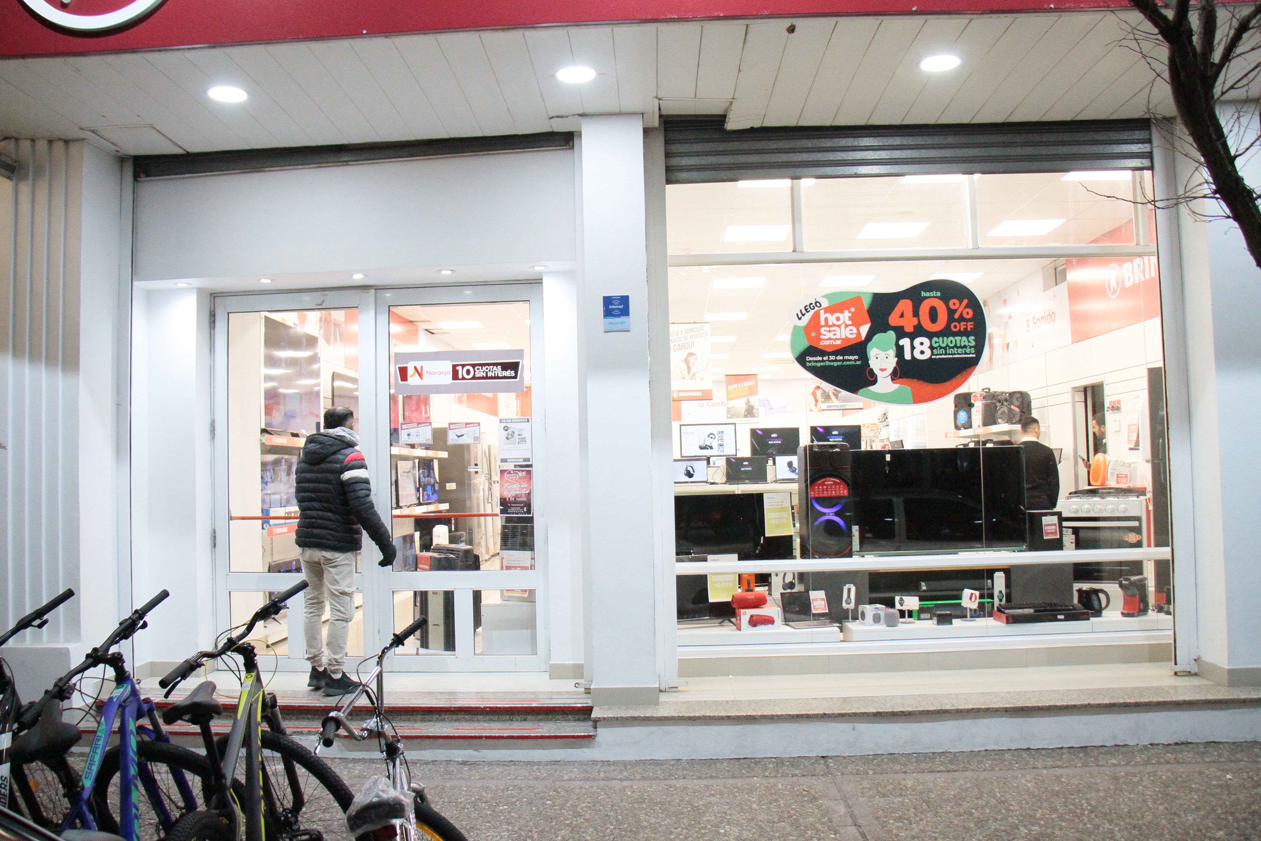 Varias personas llegaron el lunes a un comercio de calle 15 para retirar productos adquiridos en el marco del “Hot Sale”.