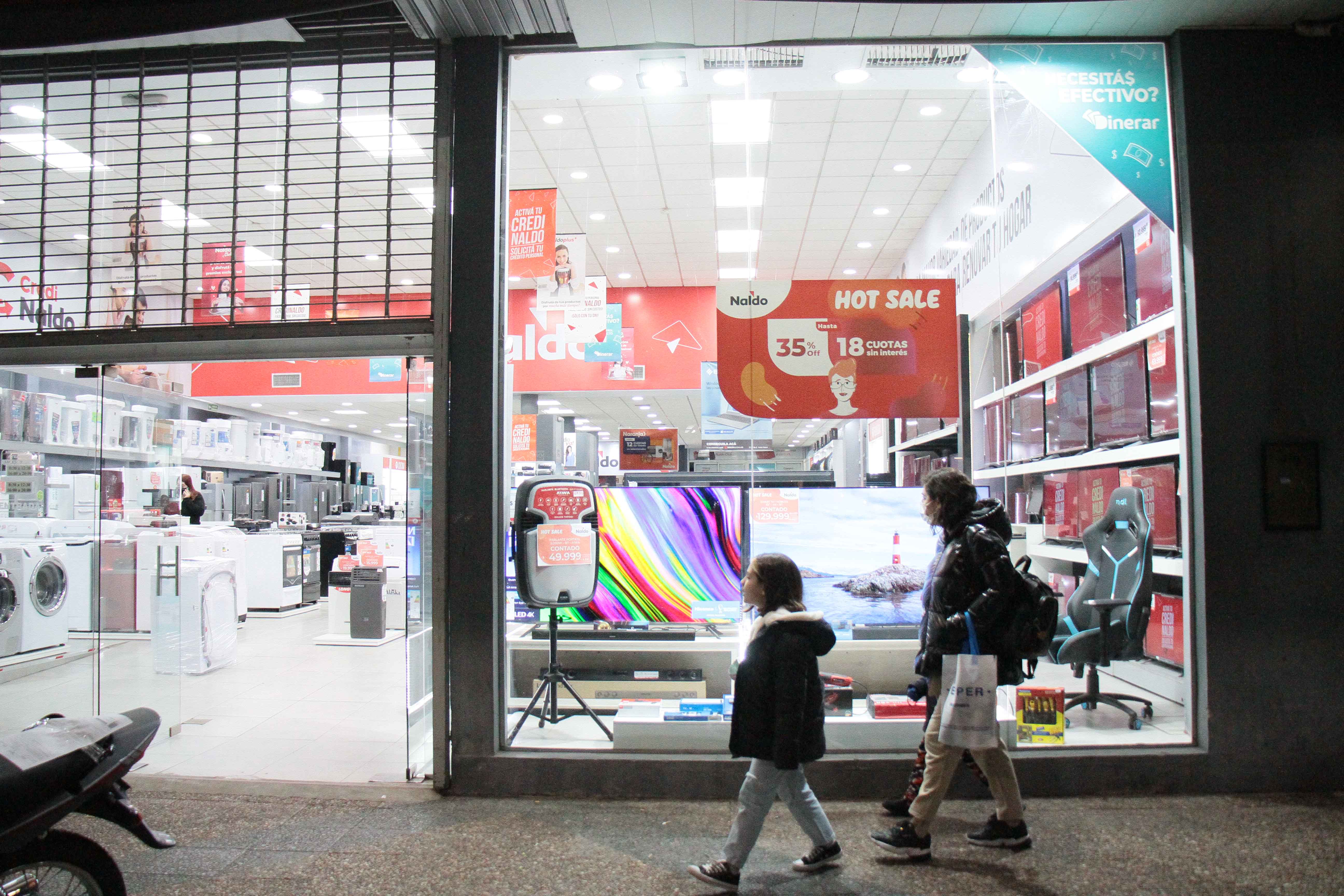 En una vidriera de calle 17 se anuncian descuentos de hasta un 35% y 18 cuotas sin interés.