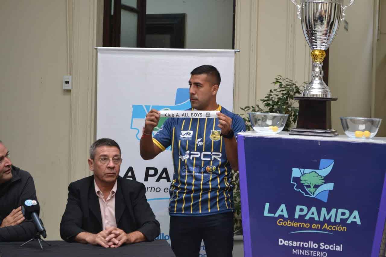 Gastón Palma saca uno de los papeles que indica el orden de la localía en que se jugará la gran final pampeana.