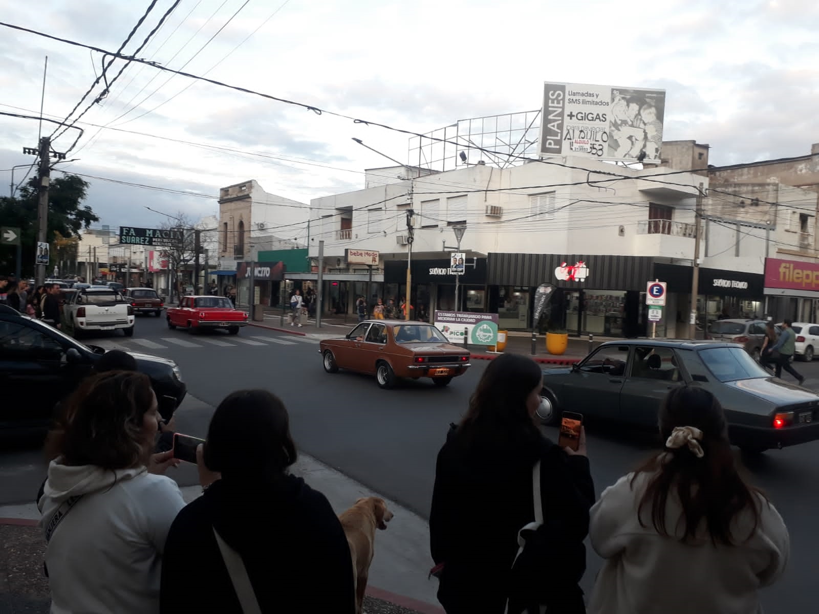 El desfile de autos clásicos y especiales sorprendió gratamente a numerosas personas en la tarde sabatina.