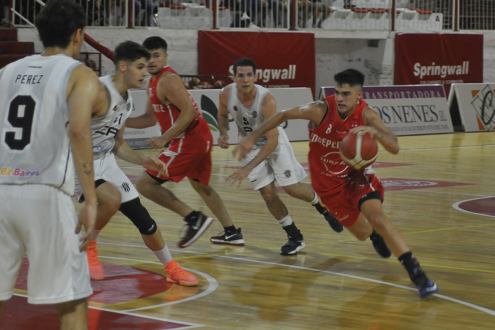 Giorgetti, en acción. El Rojo sufrió la cuarta derrota seguida.