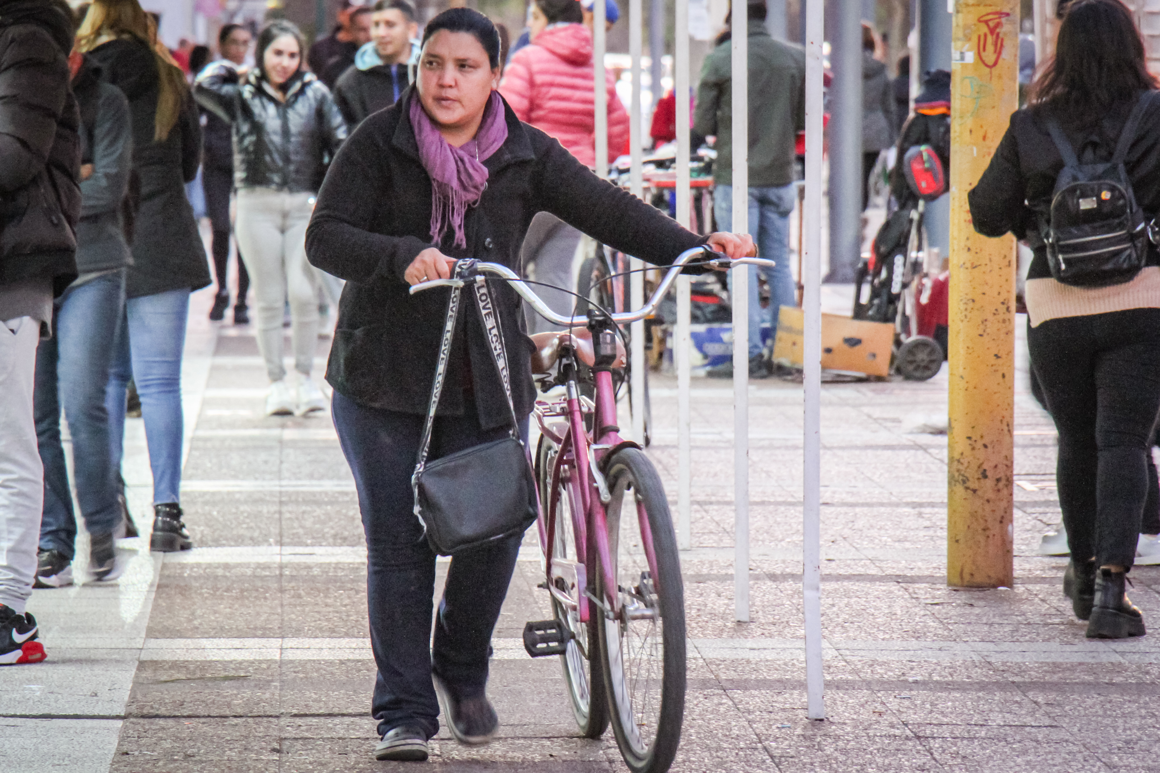 Las bajas temperaturas obligaron a utilizar todo tipo de abrigos en la tarde sabatina.