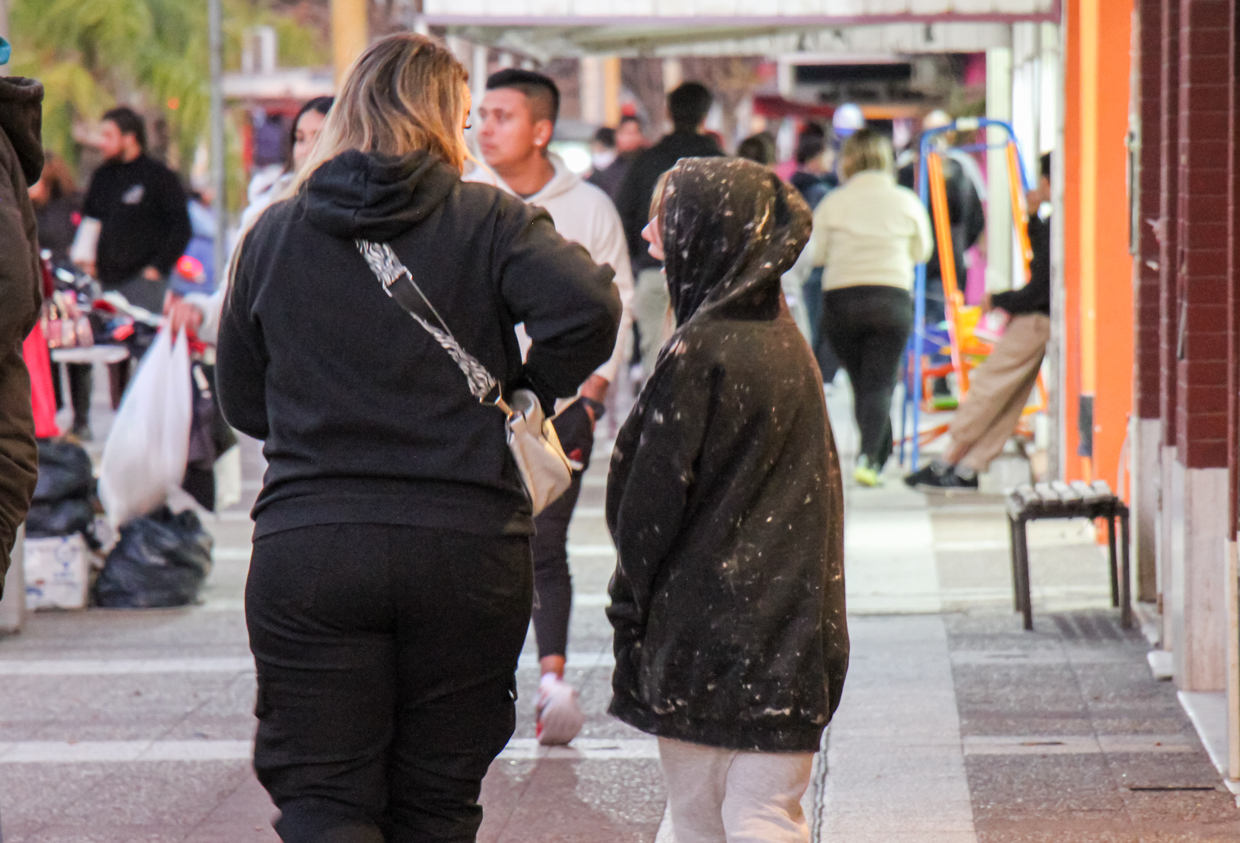 Pese al frío se observó a muchos piquenses en el Microcentro.