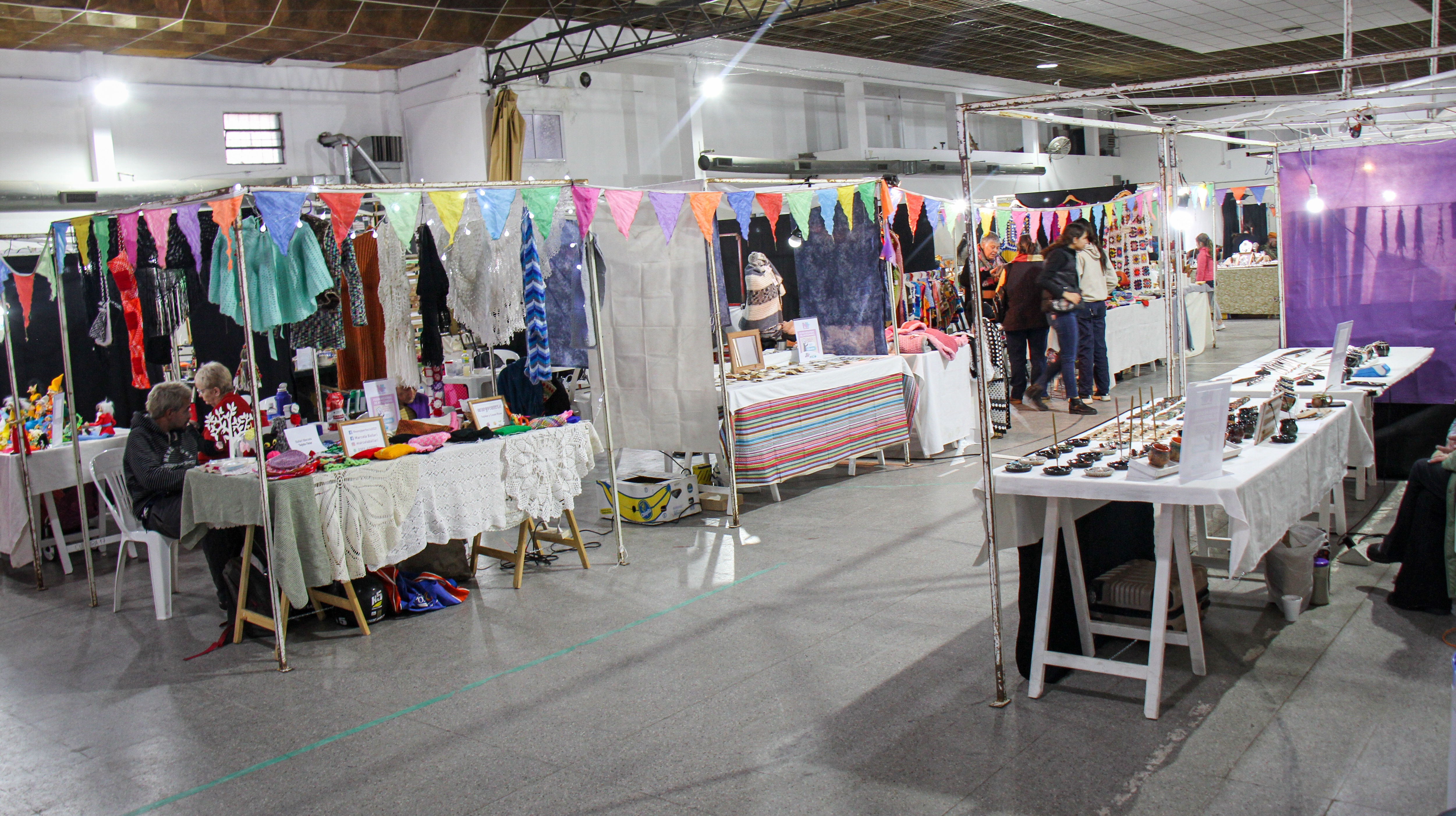 En el salón “albirrojo” se montaron más de cincuenta puestos de artesanías.