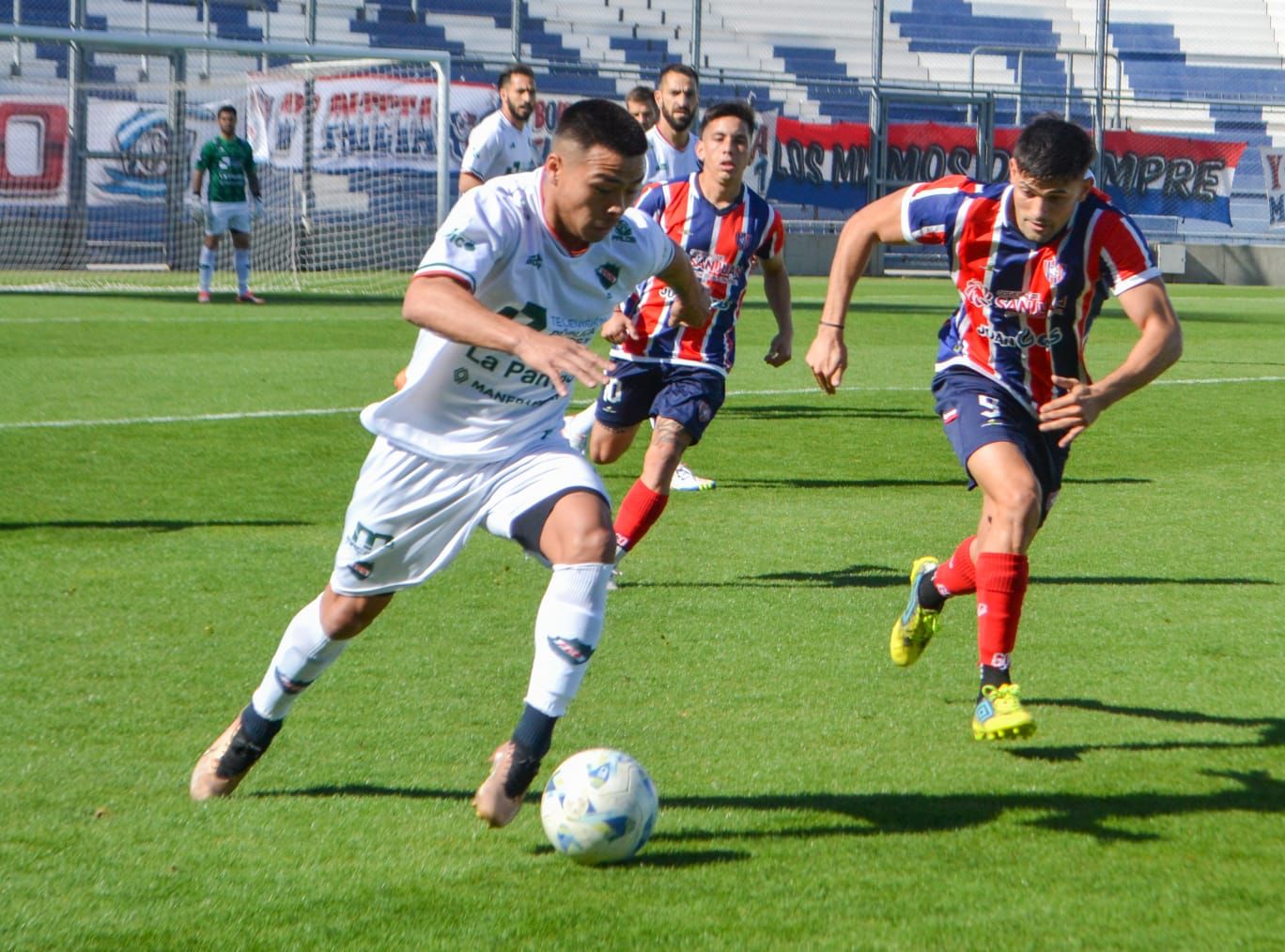Gómez buscando superar la presencia de Alderete. (Foto Guadalupe González)