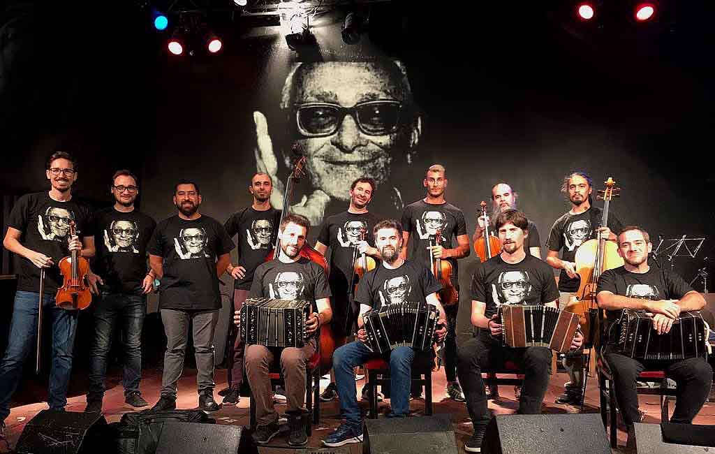 Integrantes de la agrupación “San Osvaldo Orquesta” llevan la imagen del maestro en su pecho.