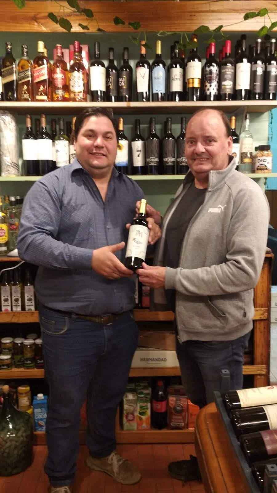 El comisionado Carlos Ferrero, junto a Neri Olivares, titular de una vinoteca de Victorica.