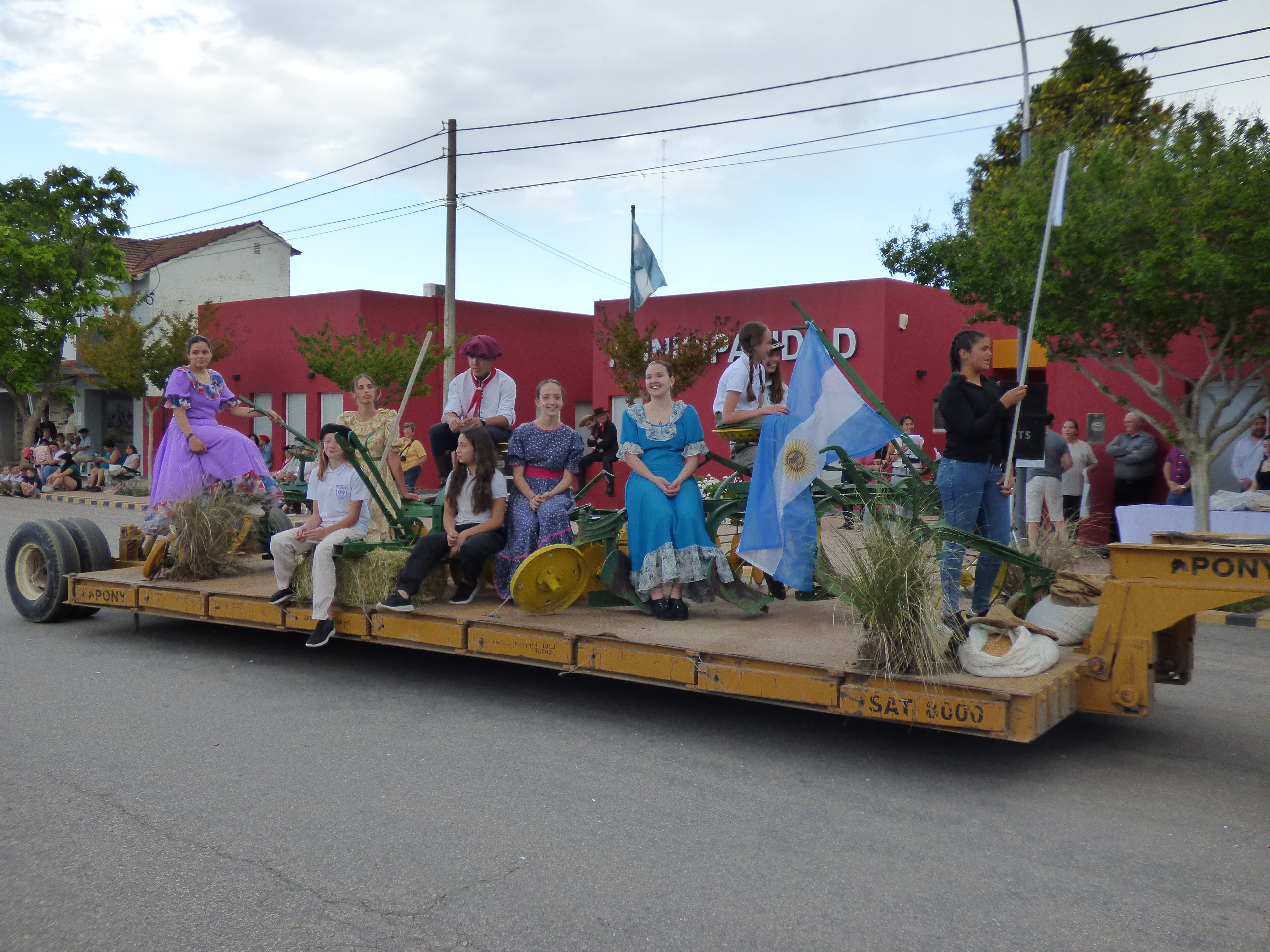 Numeroso público participó del desfile en la Fiesta Provincial de la Tradición de Alpachiri.