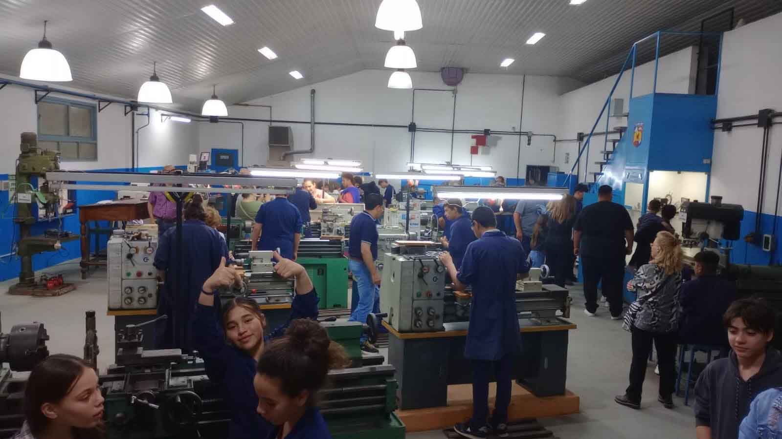 Los y las estudiantes mostraron sus trabajos y los residentes de la localidad pudieron recorrer los distintos talleres.