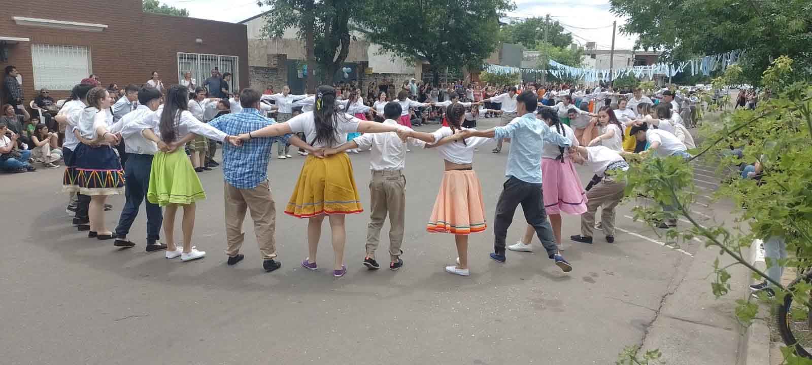 Los egresados de este año junto con demás estudiantes de la institución presentaron el tradicional carnavalito.