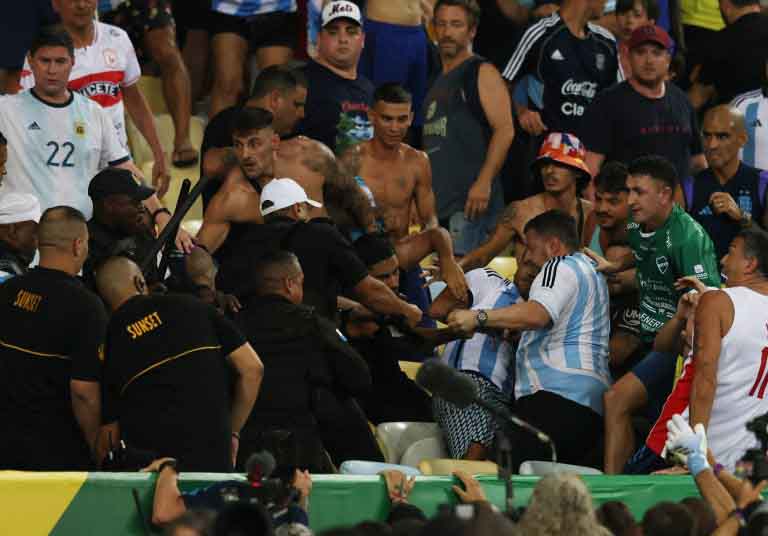 Con los equipos en la cancha cantando los himnos, la policía carioca empezó a reprimir a hinchas argentinos.