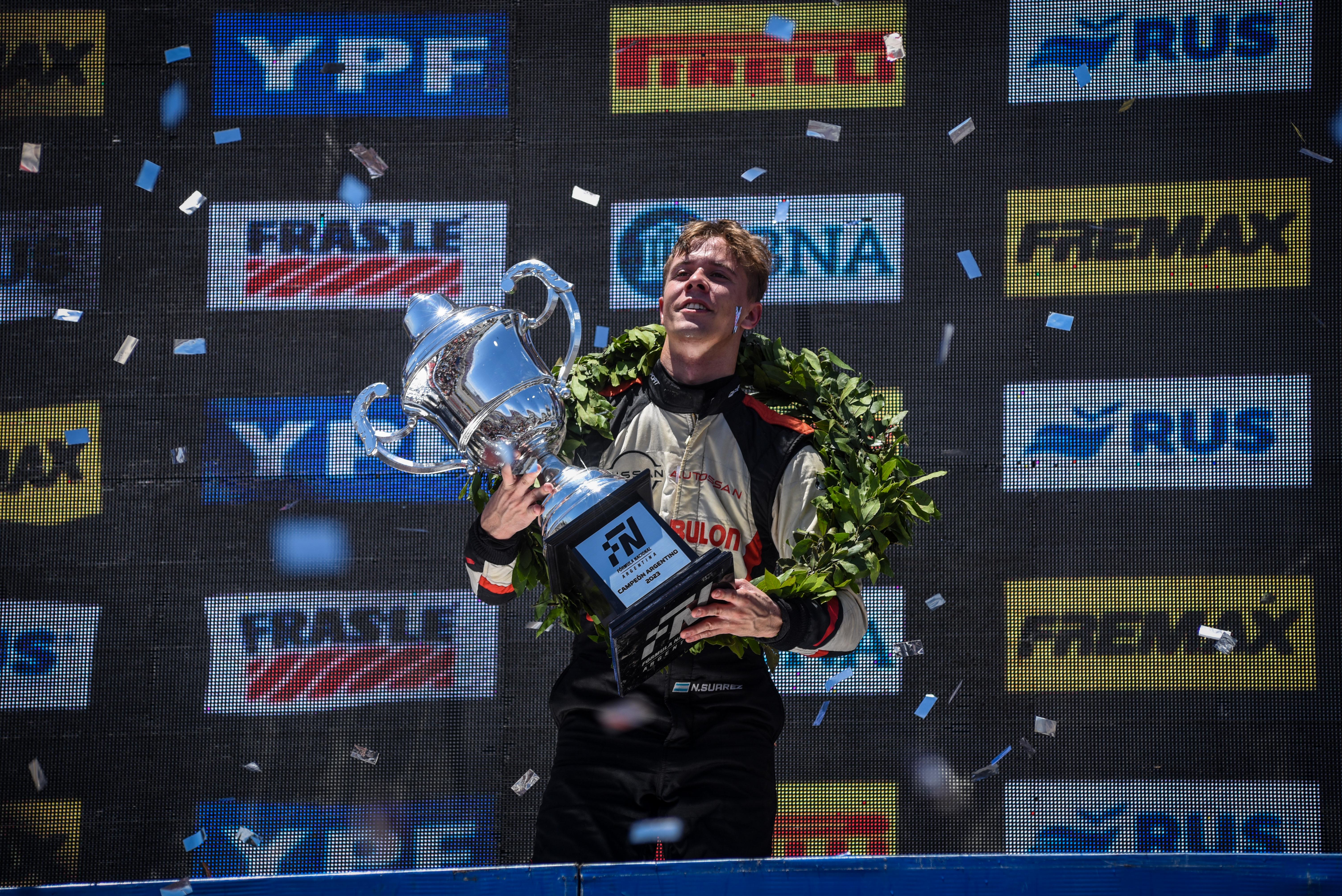 El piquense Suárez, celebrando en el podio.