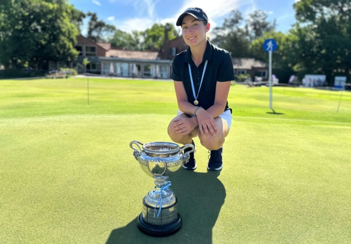 La piquense Malena Castro y la copa obtenida en el GC Argentino.