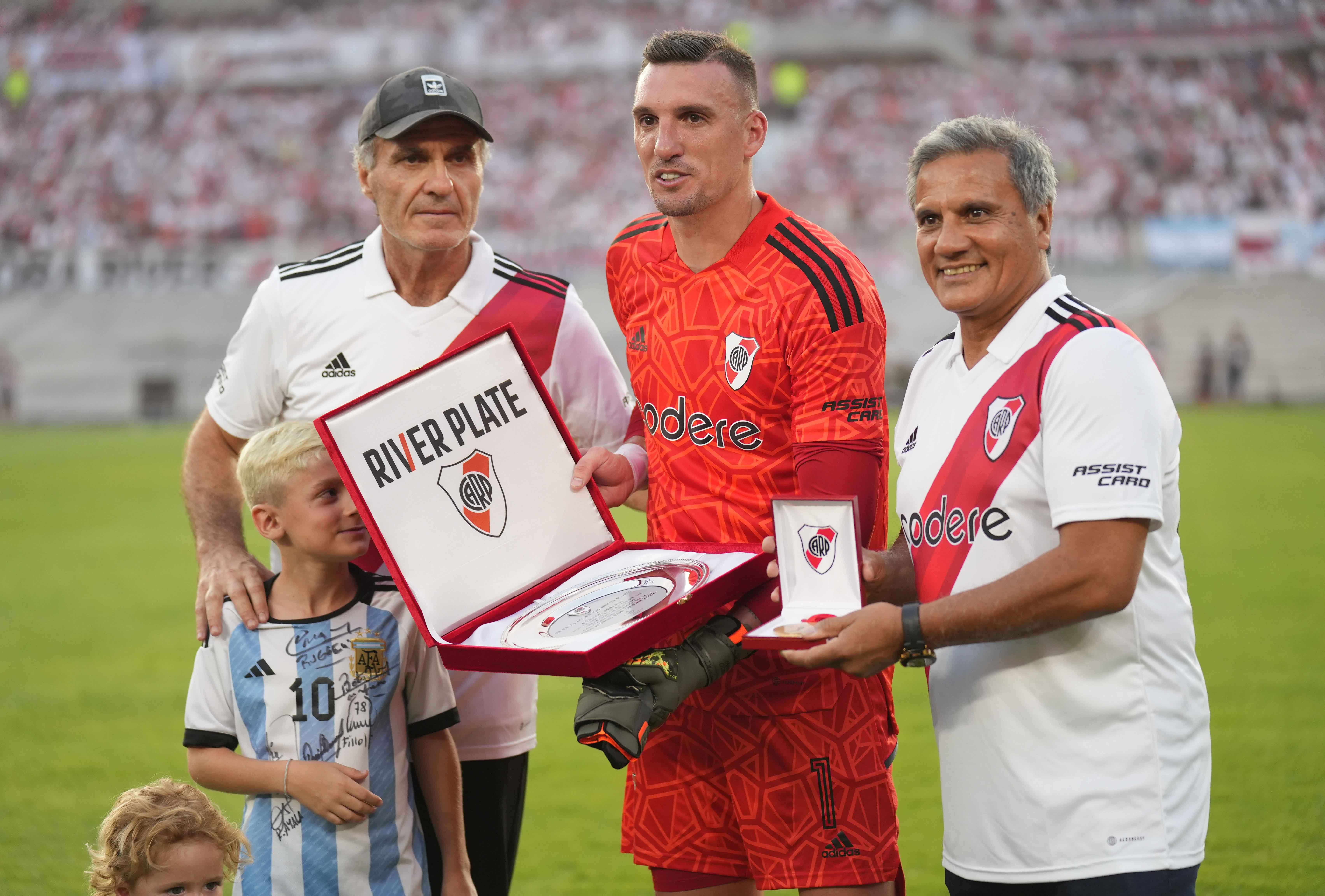 Ruggeri aparece a la izquierda de la foto junto a Armani y el “Negro” Enrique con la camiseta de River.