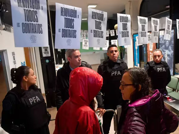 Fuerte Operativo De Seguridad En El Inadi Por Los Despidos Masivos Maracó 7117