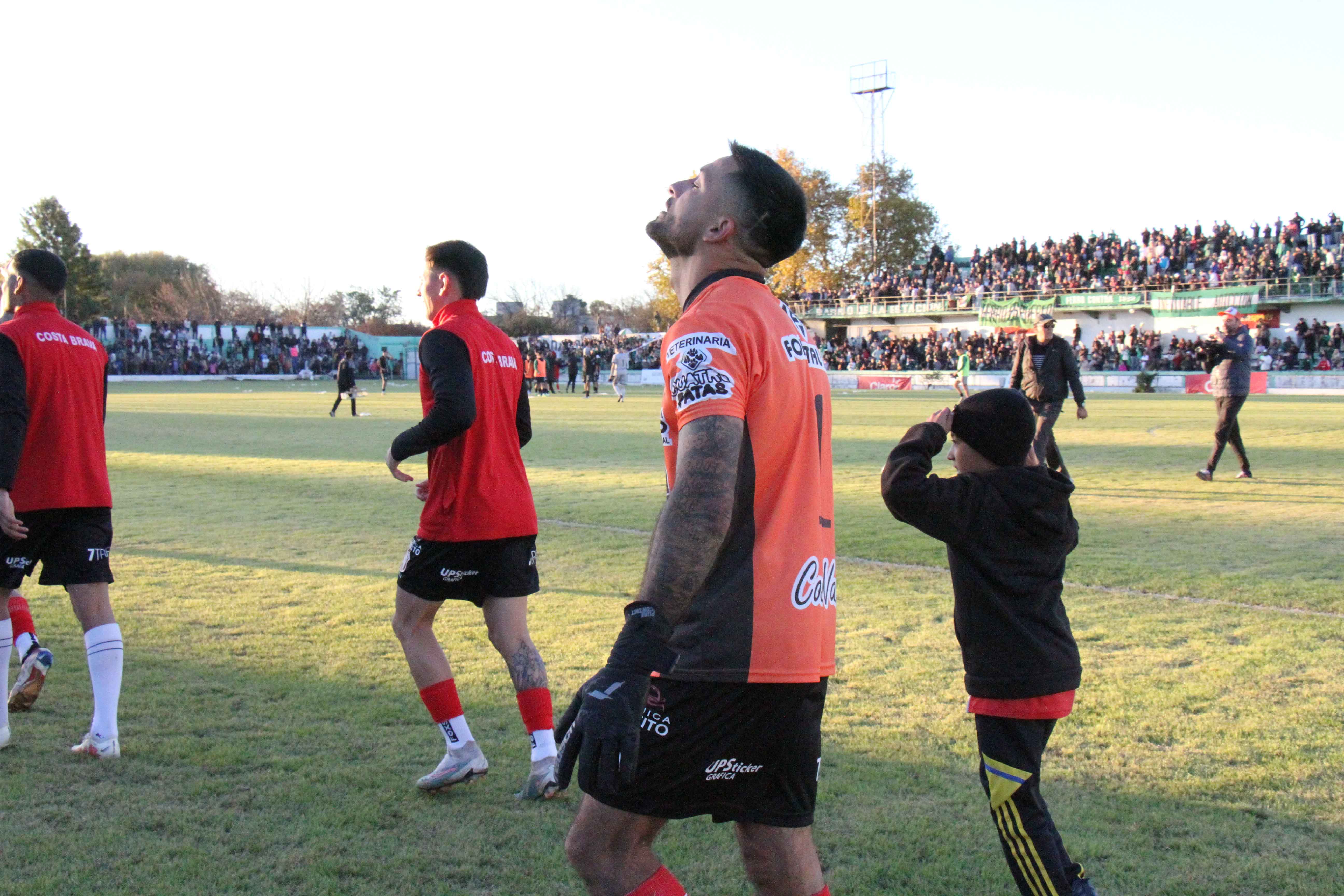 Gabriel Argüello, agradeciendo y disfrutando del logro conseguido con Costa en el “Coloso”.