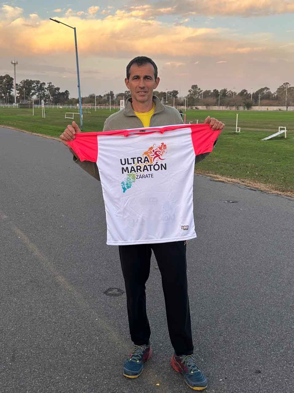 Millán con la remera de la prueba. Ganó la general de las 12 horas.