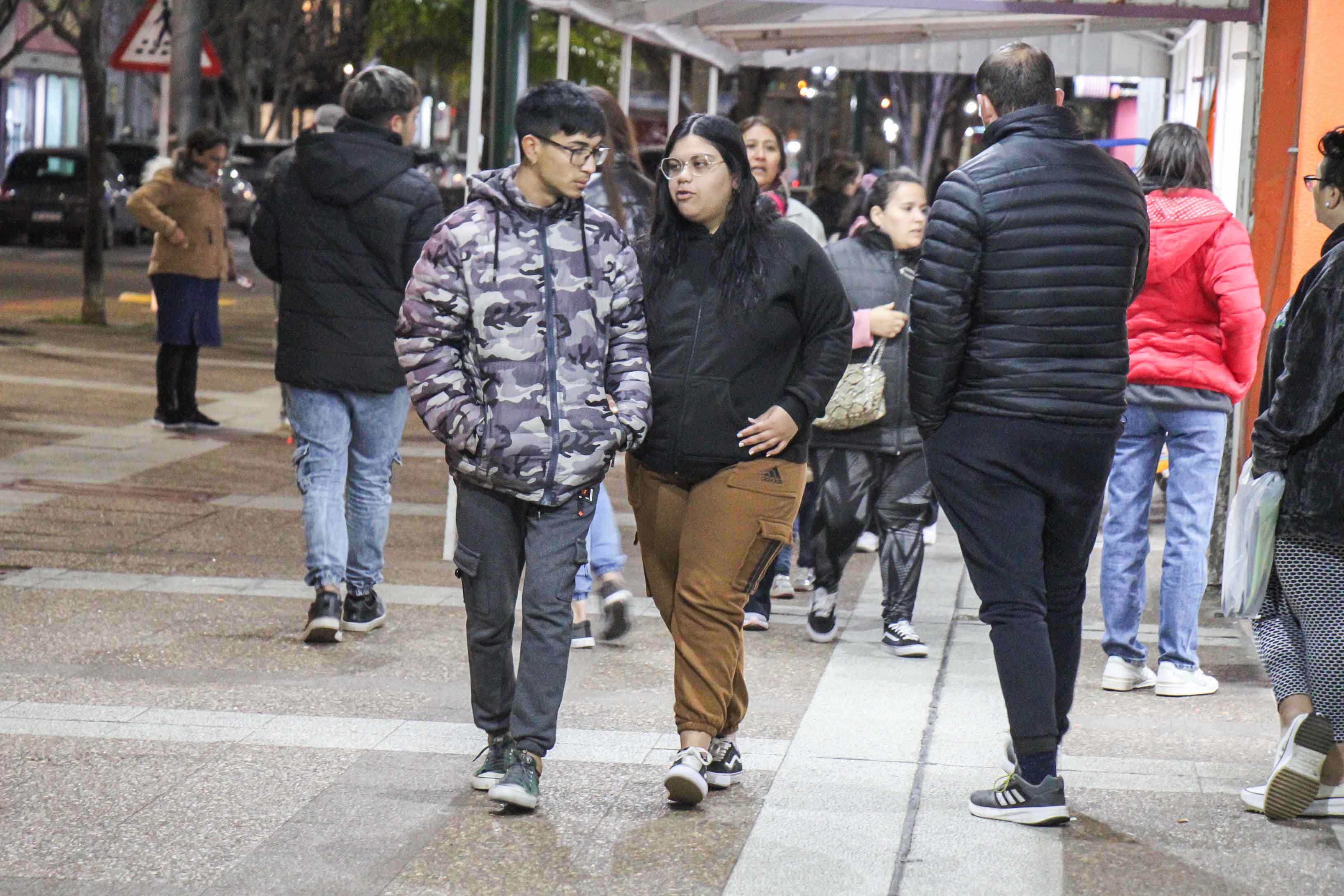 Piquenses bien abrigados en veredas del Microcentro, una postal de la tarde del martes.