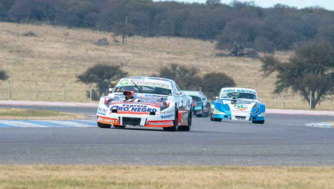 El dorreguense Dailoff adelante en pista.