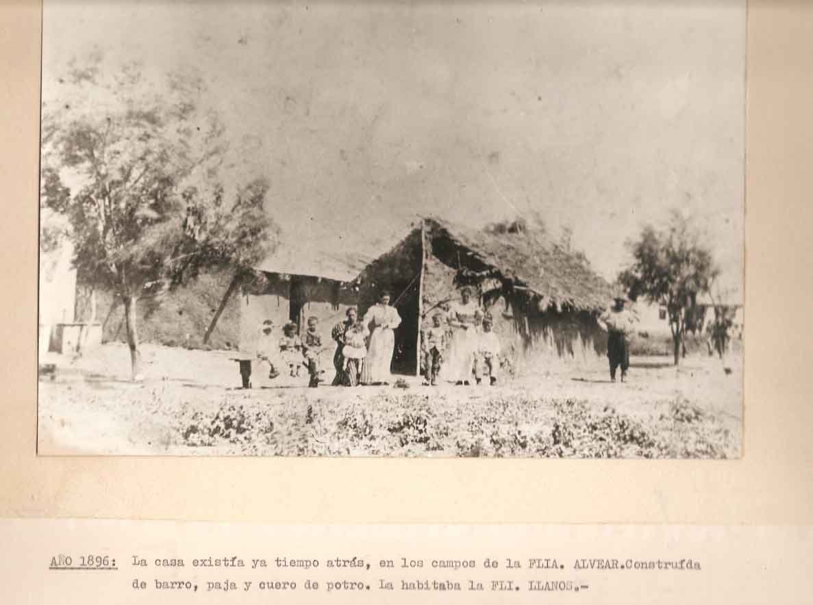 La familia Llanos, afincada antes de la fundación, en una construcción de barro, paja y cuero de potro.