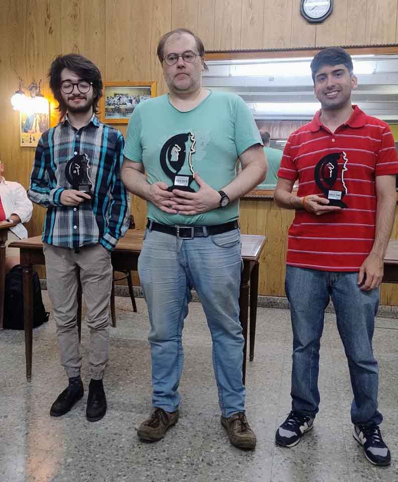 Covas con su copa, flanqueado por Llanos y García, sus escoltas.