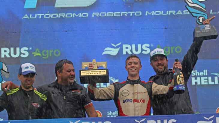 El festejo de Suárez en el podio, tras consagrarse campeón en La Plata.
