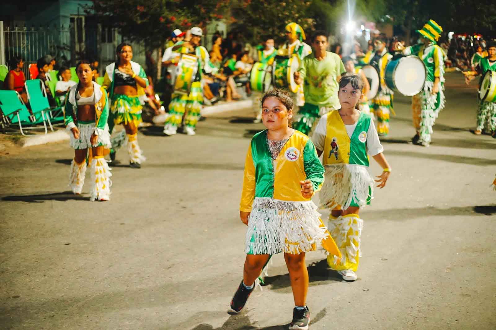 Murgas y comparsas desfilaron en distintas localidades pampeanas.