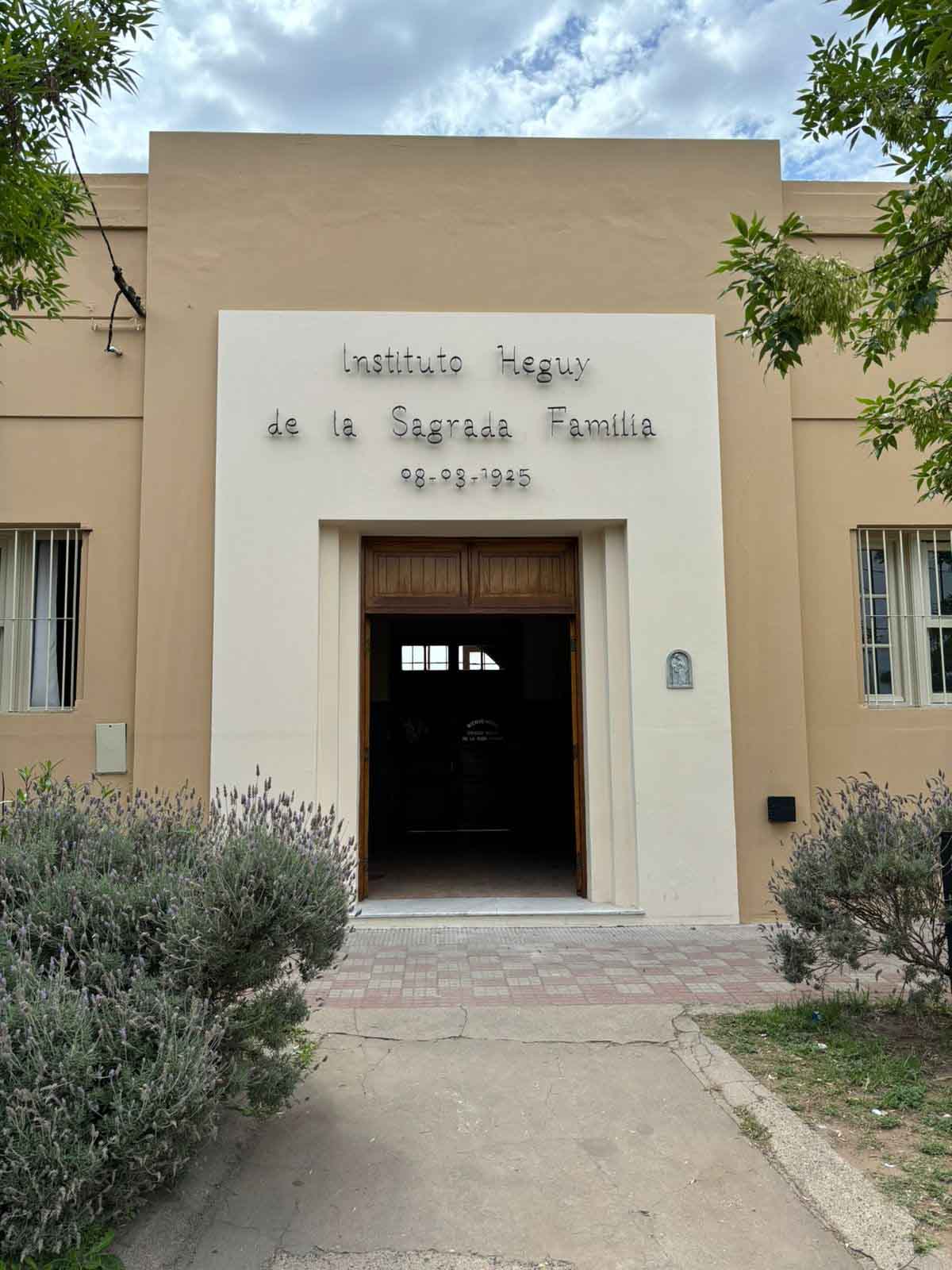 Ingreso principal al centenario edificio del Instituto Heguy de la Sagrada Familia alvearense.