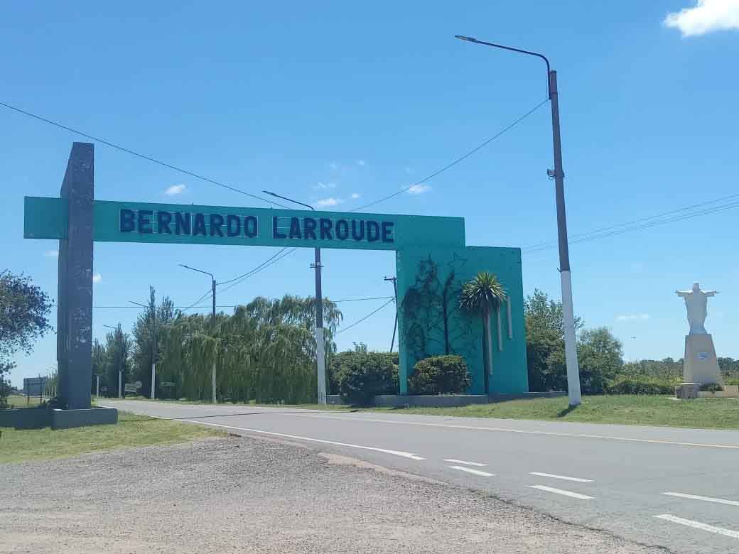 Portal de ingreso a Bernardo Larroudé.