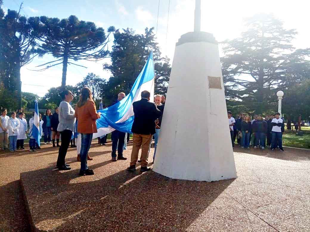 Autoridades izaron la Bandera nacional y luego brindaron discursos alusivos al 117º Aniversario.