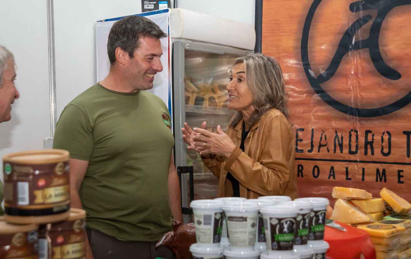 La vicegobernadora de La Pampa, Alicia Mayoral, participó de la inauguración de la muestra y conversó con empresarios y expositores.