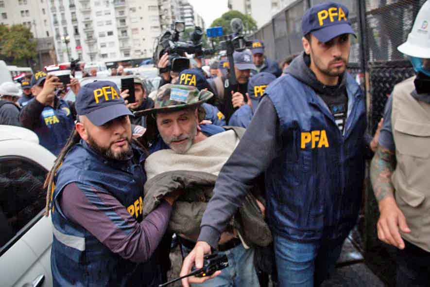 La Policía reprimió y detuvo personas.