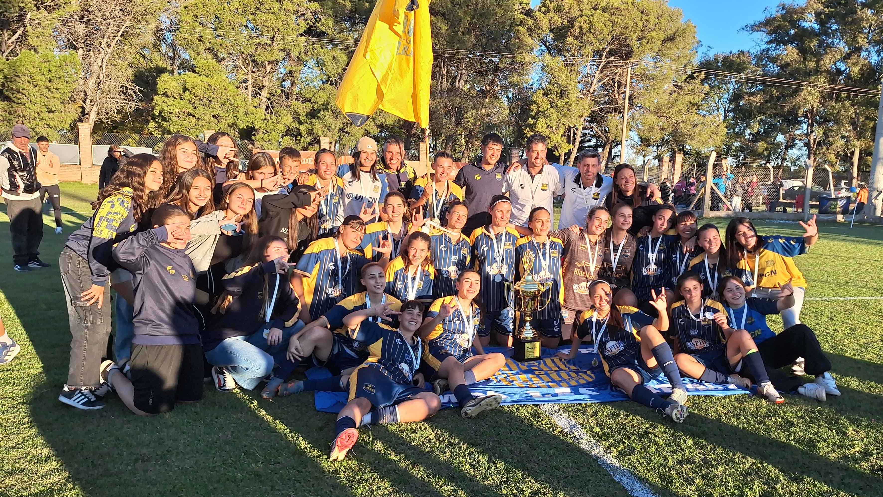 Las chicas de All Boys festejaron tras vencer a Mac Allister en la definición.