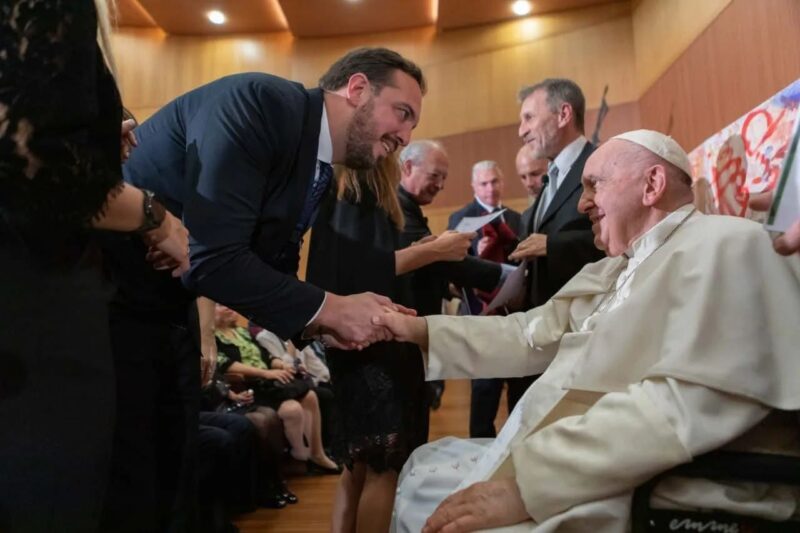 El intendente capitalino junto al Papa Francisco.