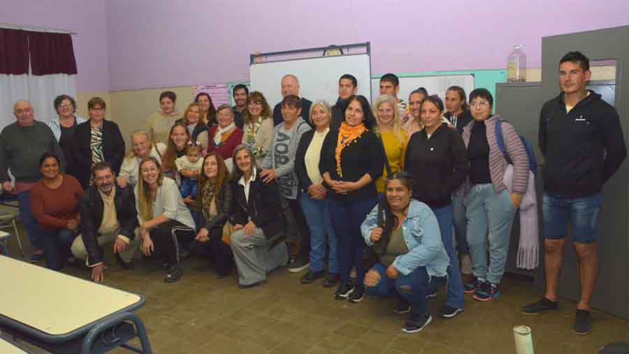 Los alumnos junto a las autoridades provinciales en la inauguración de la extensión áulica.