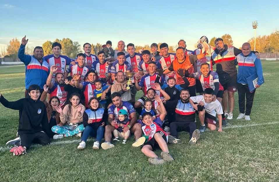 El equipo de La Reforma celebró tras vencer a Algarrobo del Aguila.