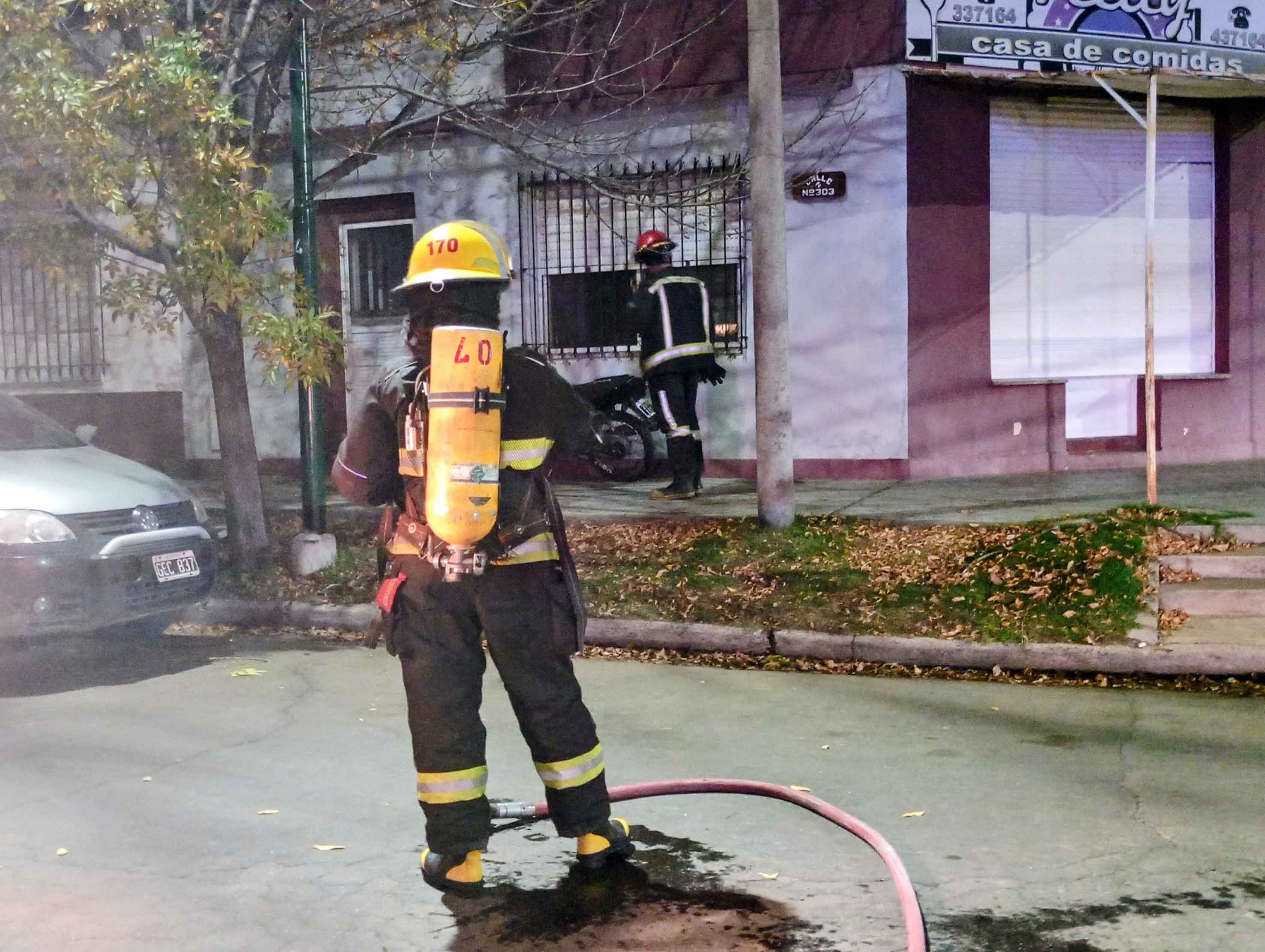 Bomberos piquenses trabajaron para controlar un principio de incendio en una casa de comidas.