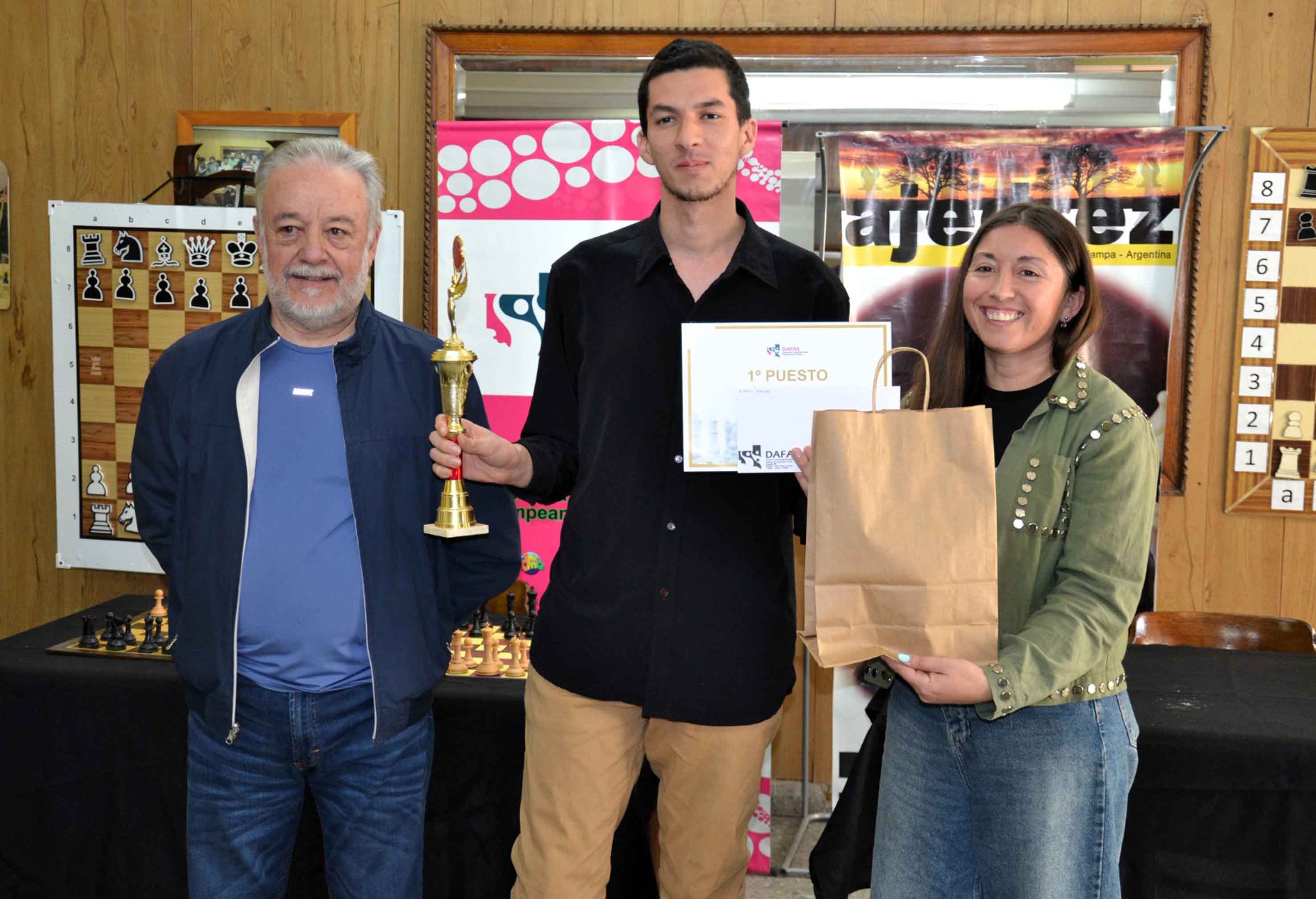 Payeras, Molina y Olguín en la premiación. El ganador no dejó dudas: 8,5 puntos sobre 9.