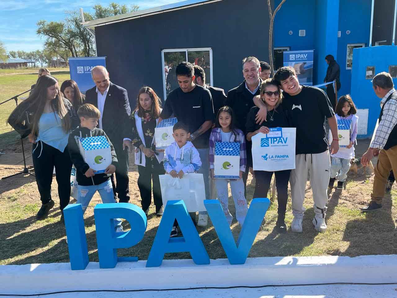 Autoridades provinciales y locales, junto a las familias beneficiarias.