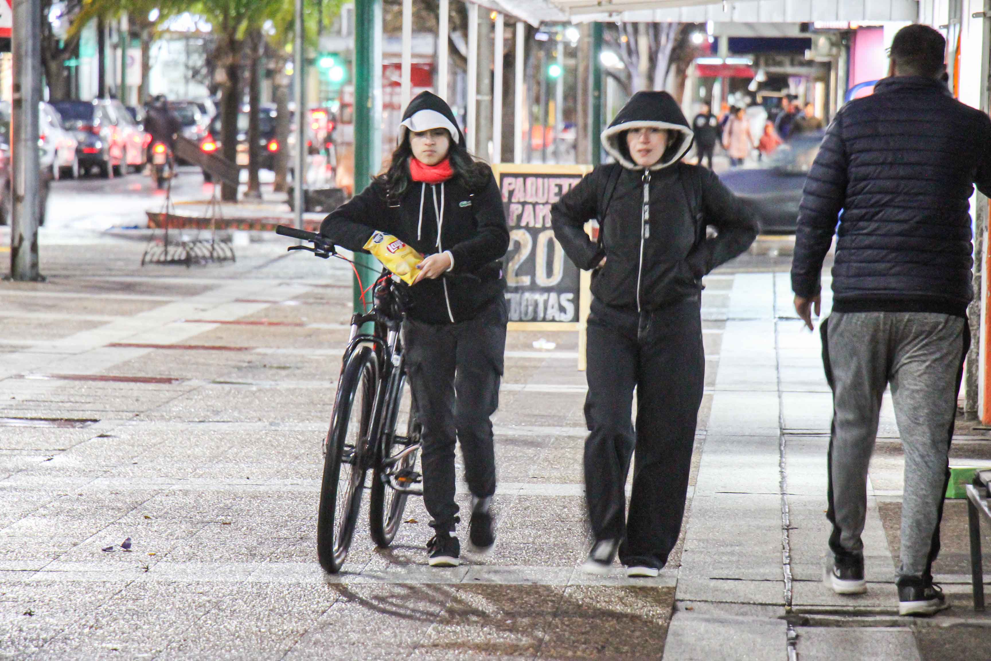 Las bajas temperaturas se sintieron el lunes en la vía pública piquense.