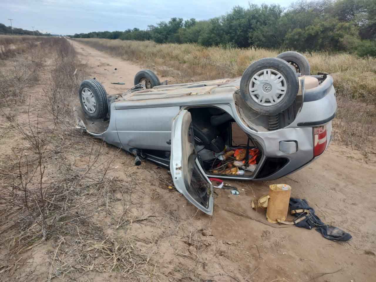 El VW Gol volcado, a la vera de la Ruta 11.