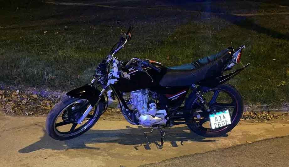 La moto en la que iban la víctima y su compañero.