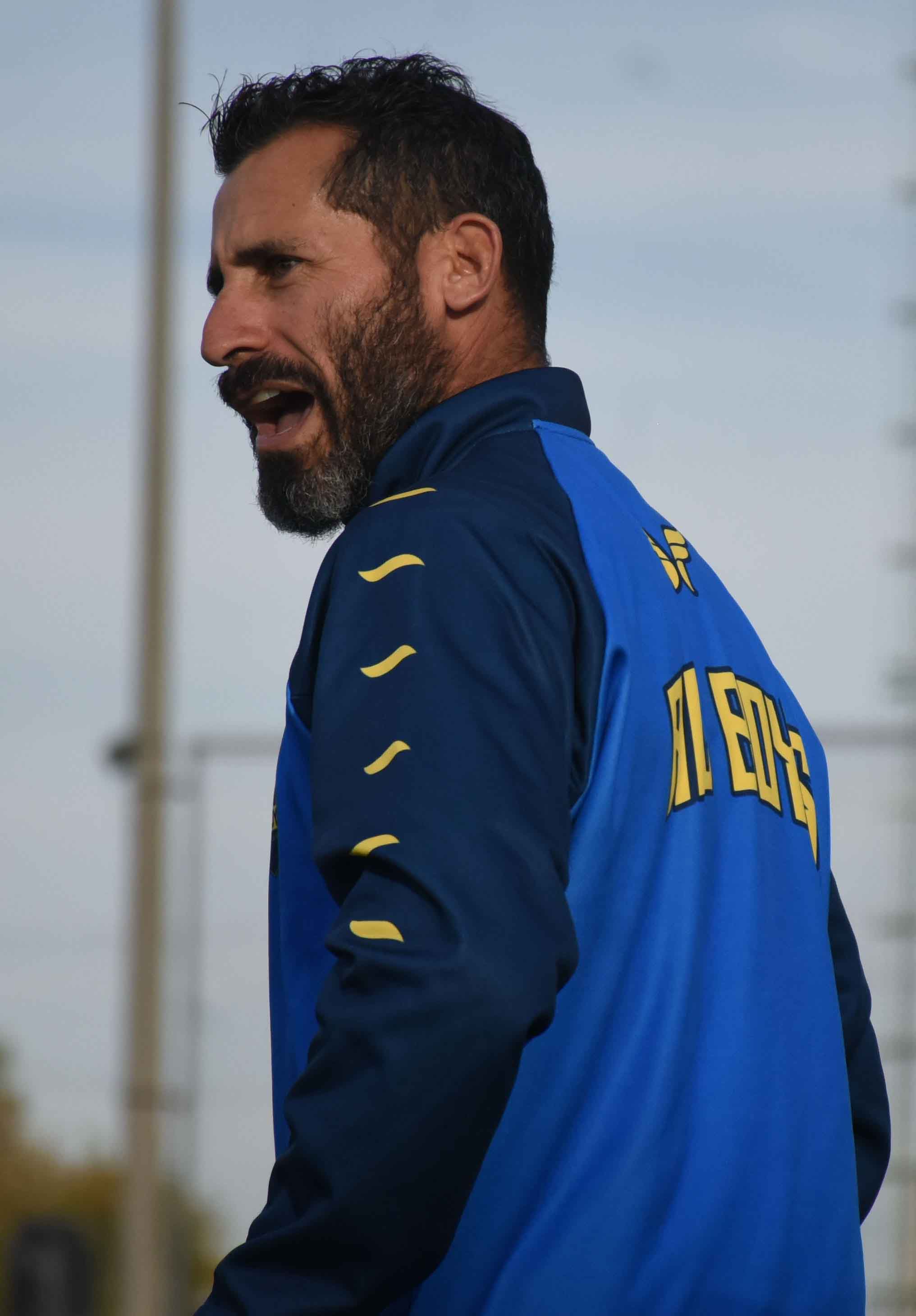 Dirigió 142 partidos, con 97 triunfos, 29 empates y 16 derrotas.