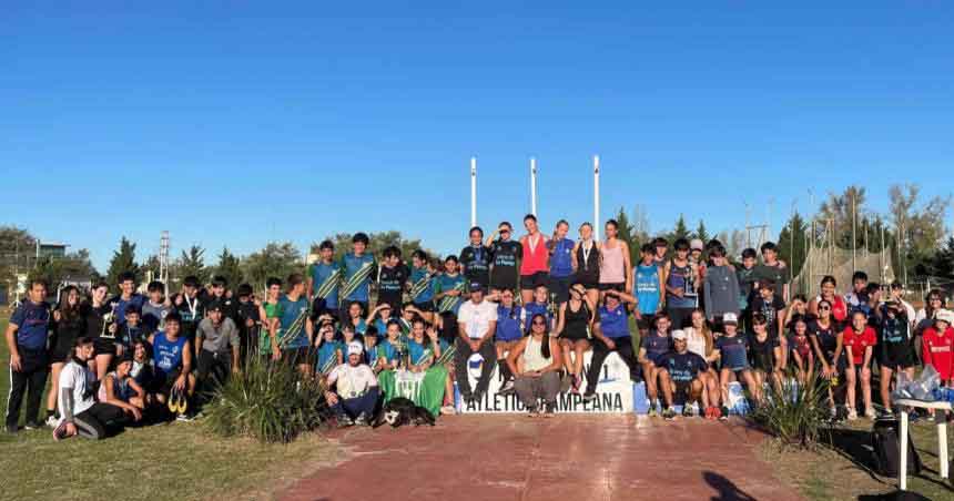 Los atletas juntos en la pista de solado sintético del parque recreativo “Don Tomás”.