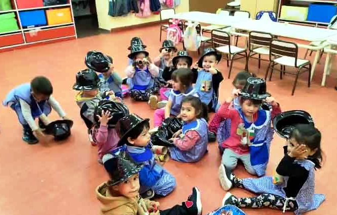 Niñas y niños usaron sombreros negros y binoculares hechos con material desechable que aportaron sus familiares.