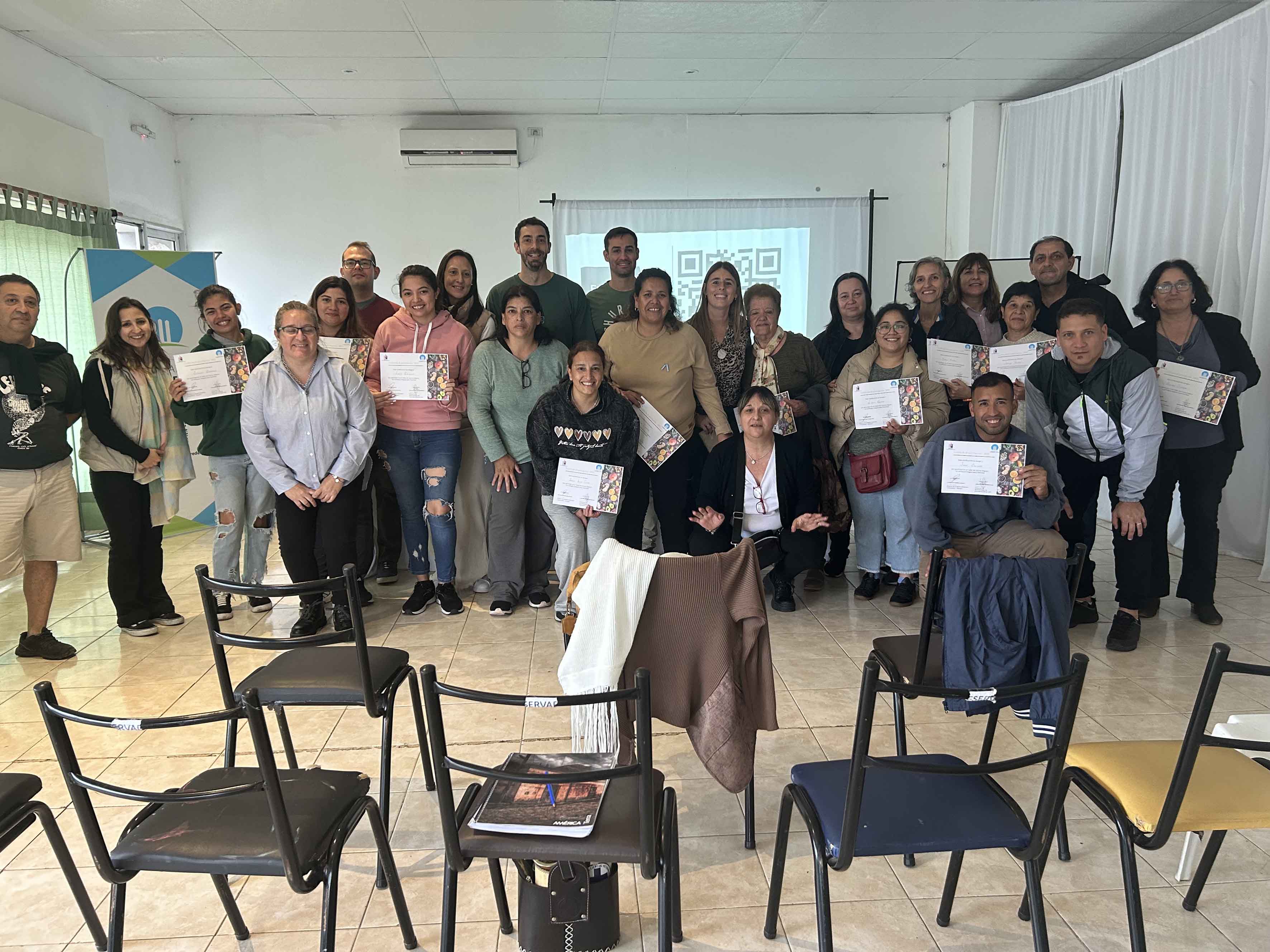Familias alvearenses participaron del taller que se dictó en “La Vieja Usina”.
